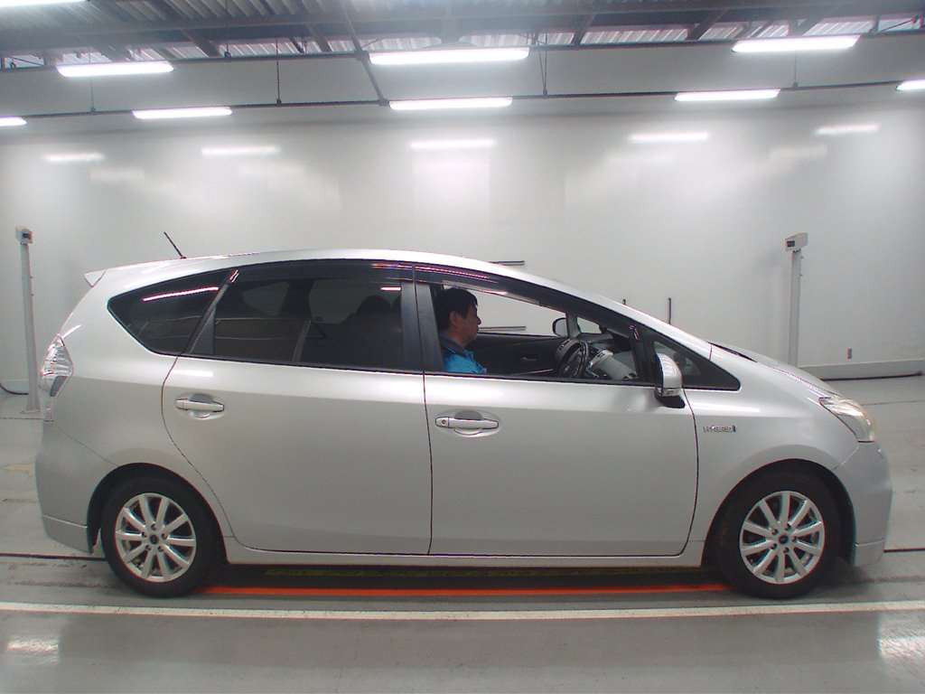 2011 Toyota Prius alpha ZVW41W[2]