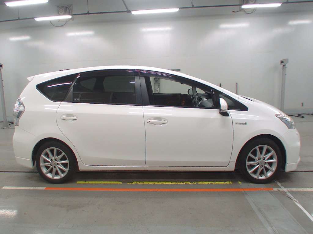 2014 Toyota Prius alpha ZVW41W[2]