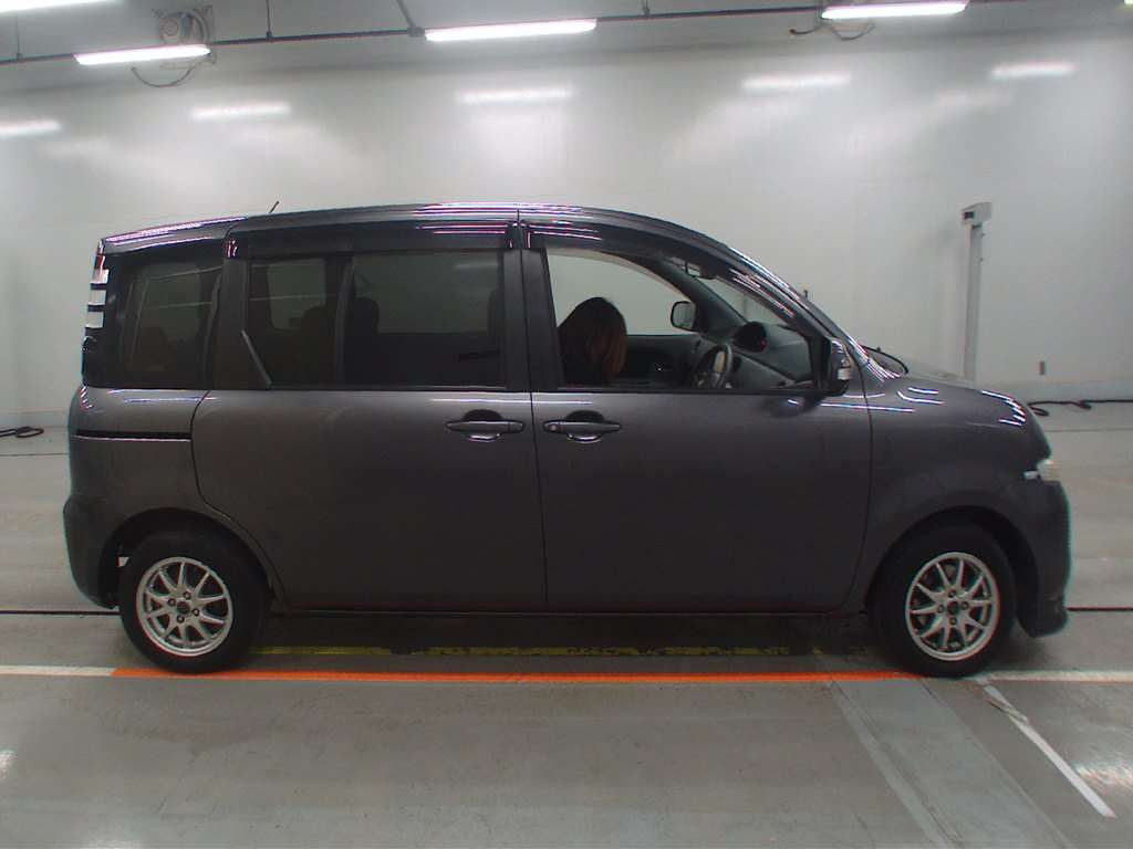 2009 Toyota Sienta NCP81G[2]