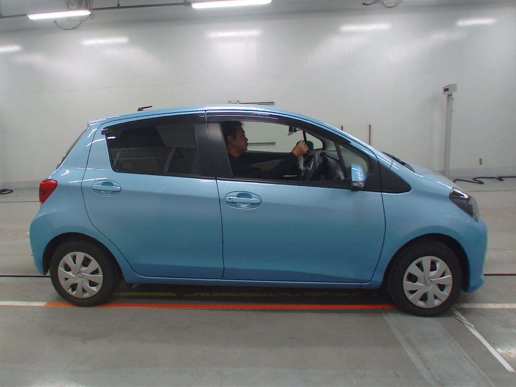 2016 Toyota Vitz KSP130[2]