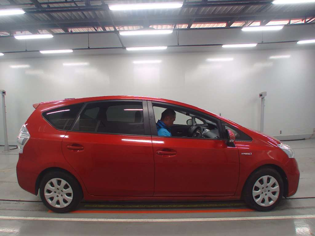 2014 Toyota Prius alpha ZVW41W[2]