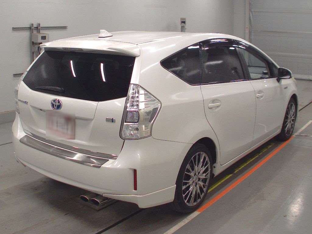 2012 Toyota Prius alpha ZVW41W[1]