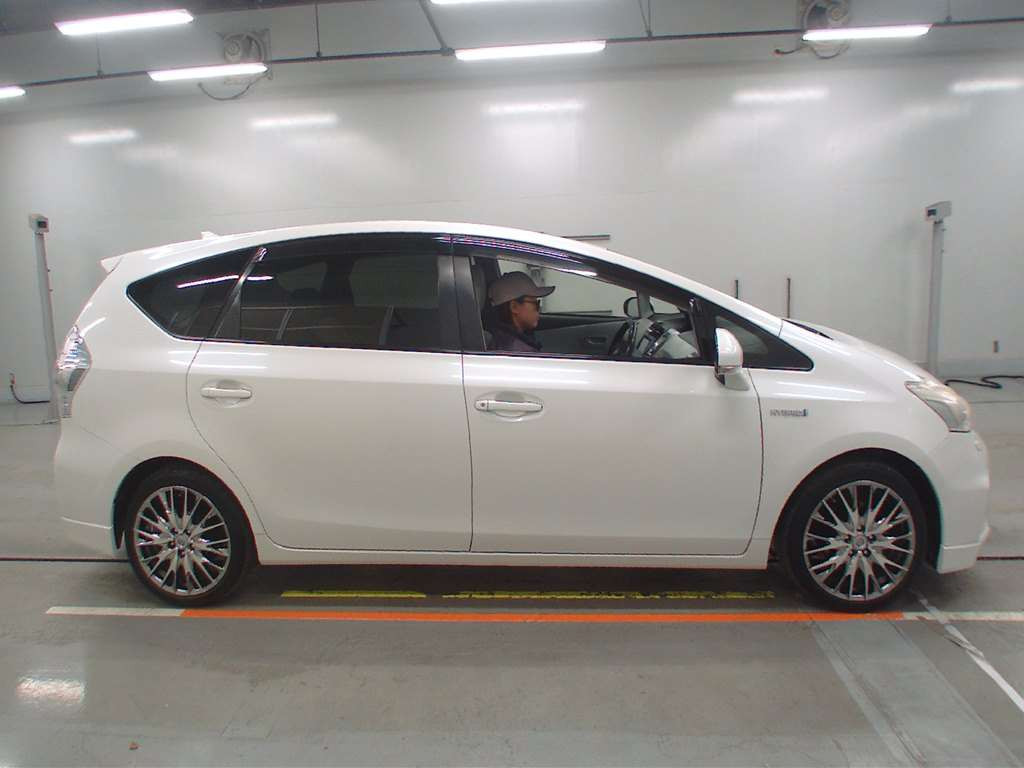 2012 Toyota Prius alpha ZVW41W[2]