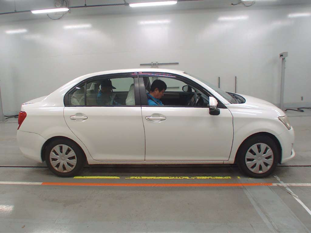 2013 Toyota Corolla Axio NZE161[2]