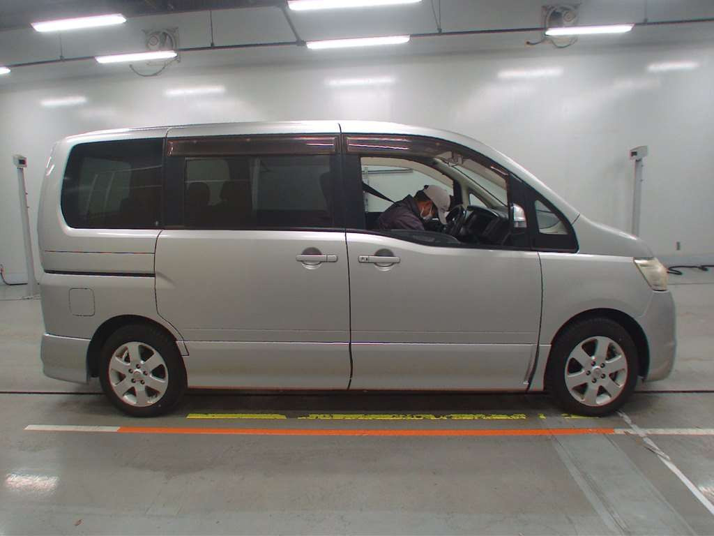 2010 Nissan Serena CC25[2]