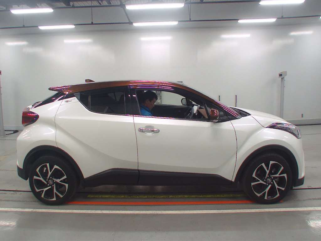 2019 Toyota C-HR NGX50[2]