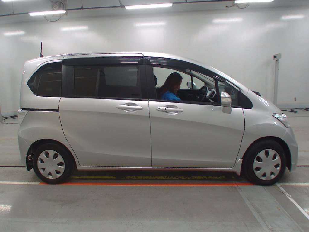 2011 Honda Freed GB3[2]