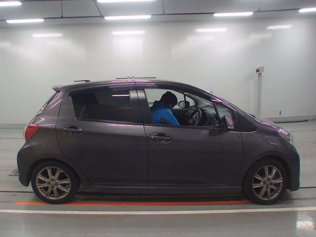 2012 Toyota Vitz NCP131[2]