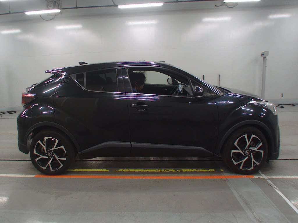 2017 Toyota C-HR ZYX10[2]