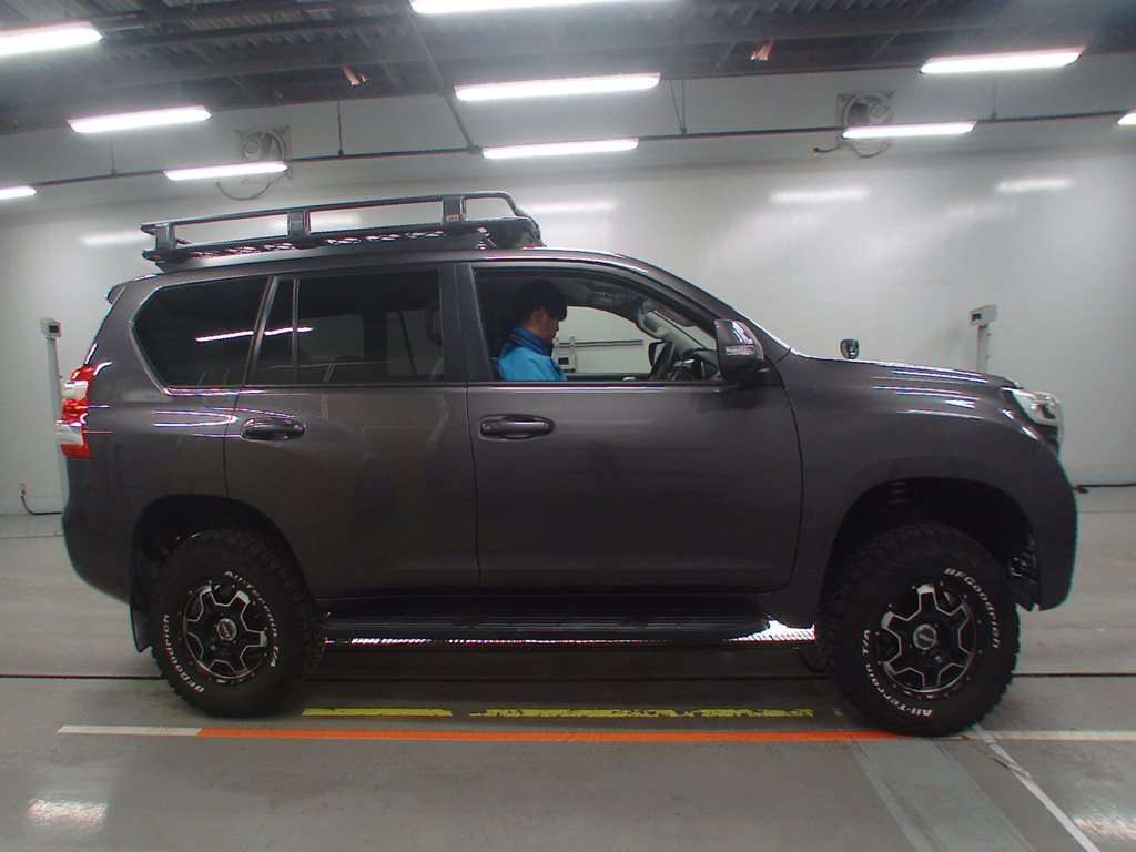 2017 Toyota Land Cruiser Prado GDJ150W[2]