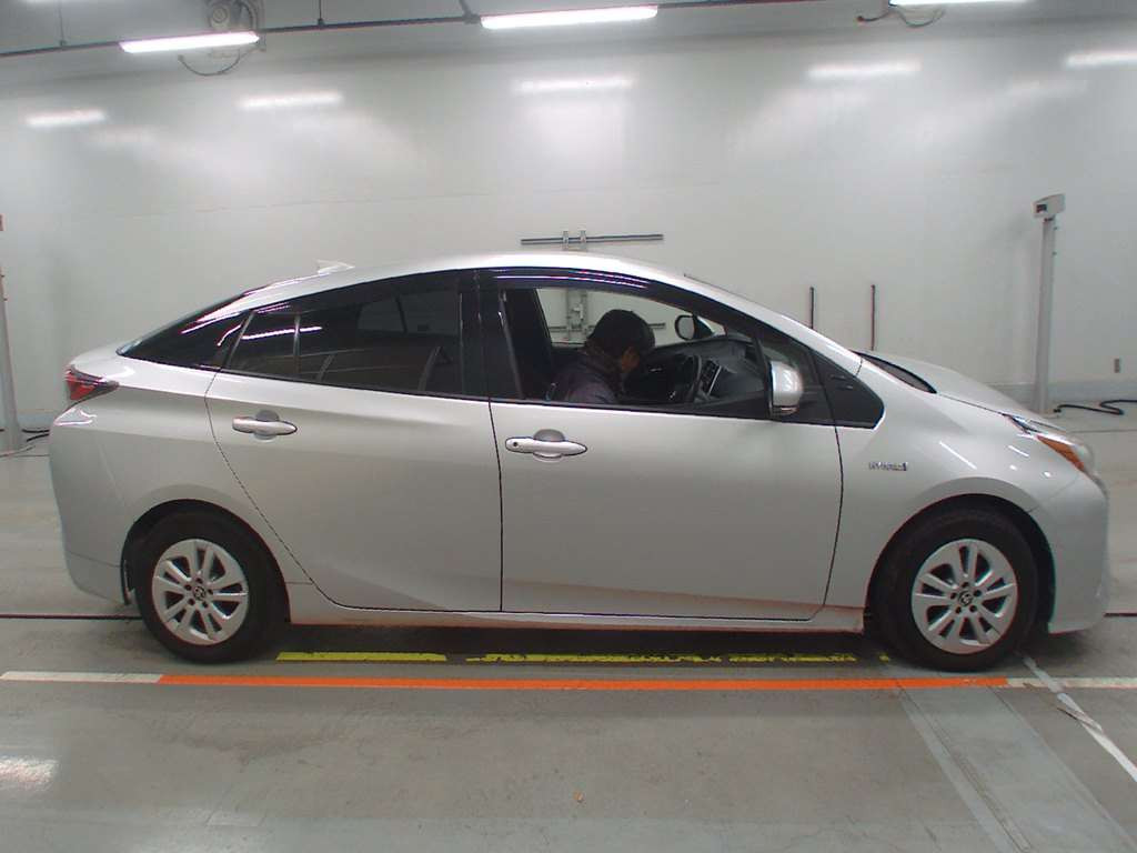 2017 Toyota Prius ZVW50[2]