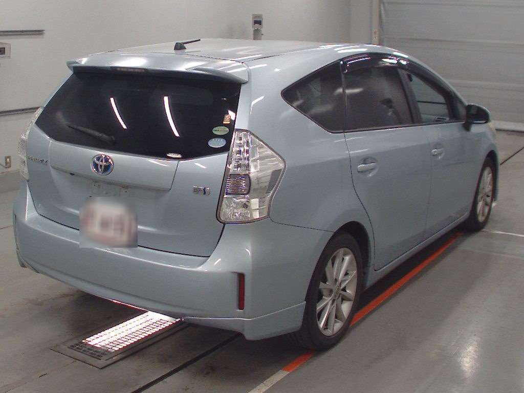 2012 Toyota Prius alpha ZVW41W[1]