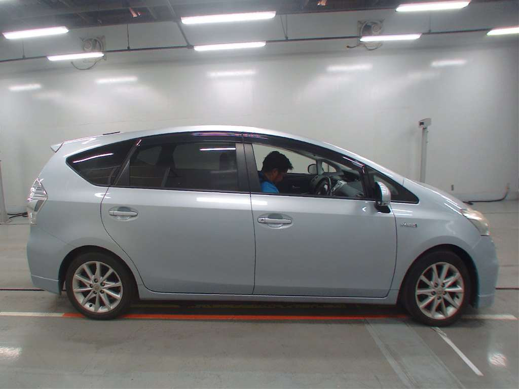 2012 Toyota Prius alpha ZVW41W[2]