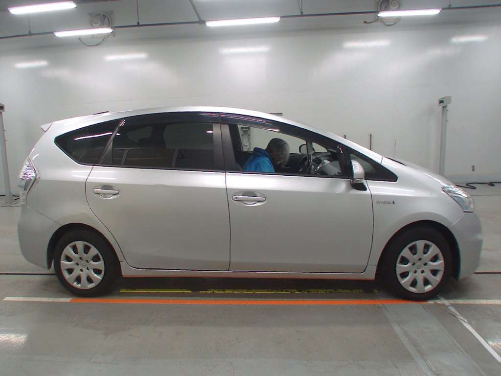 2012 Toyota Prius alpha ZVW41W[2]