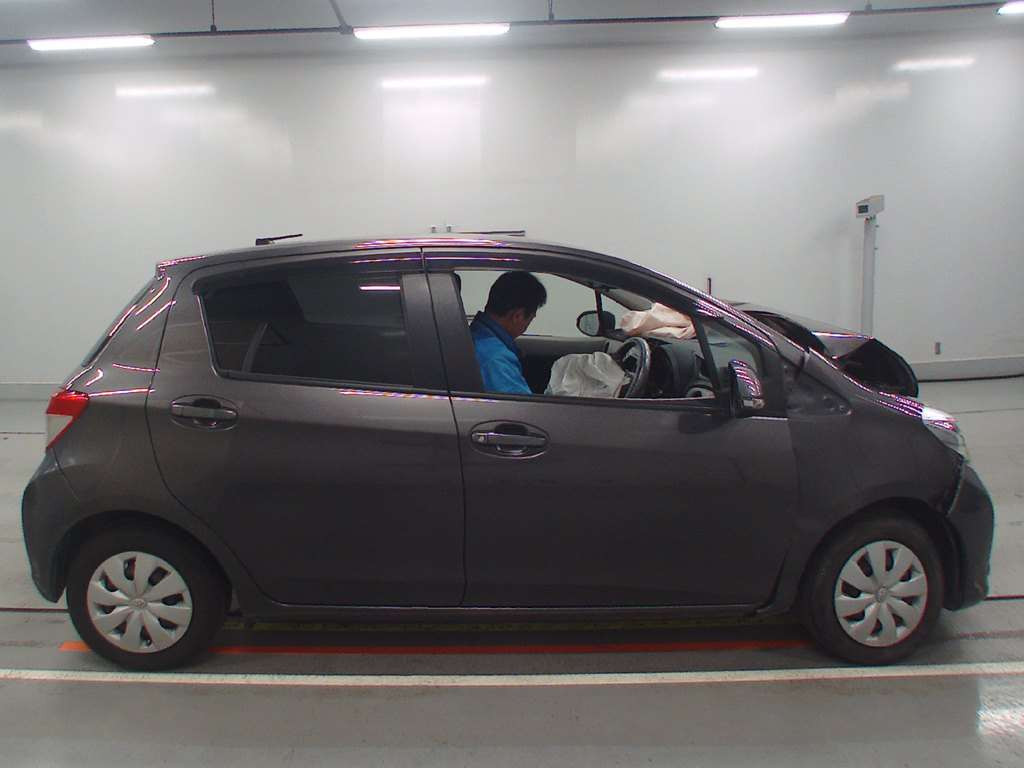 2011 Toyota Vitz NSP130[2]