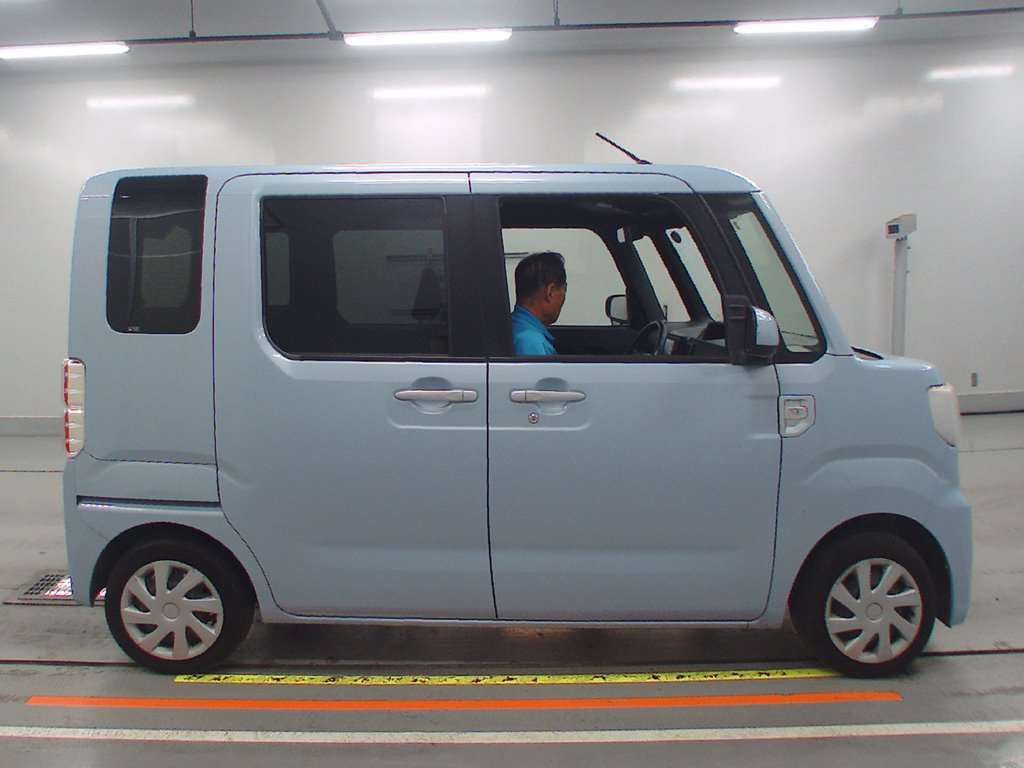 2017 Daihatsu Wake LA700S[2]