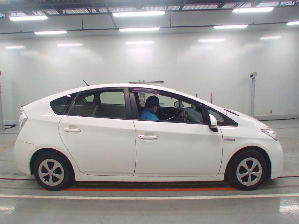 2015 Toyota Prius ZVW30[2]