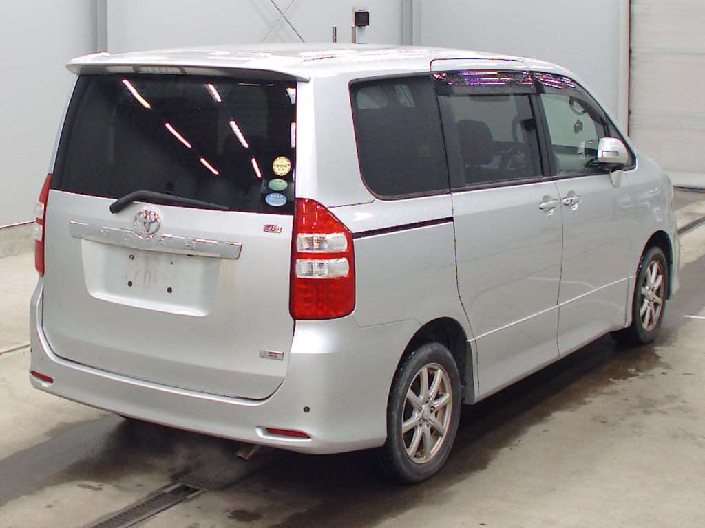 2013 Toyota Noah ZRR75W[1]