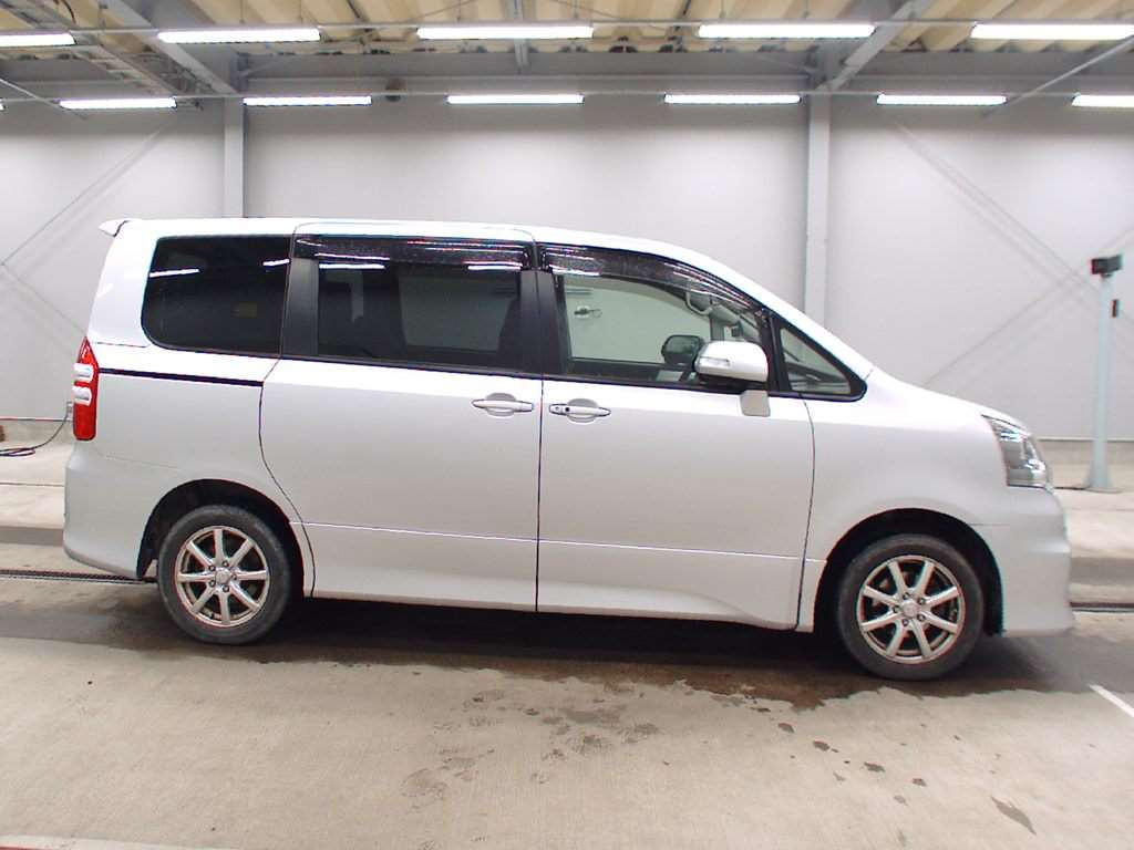 2013 Toyota Noah ZRR75W[2]