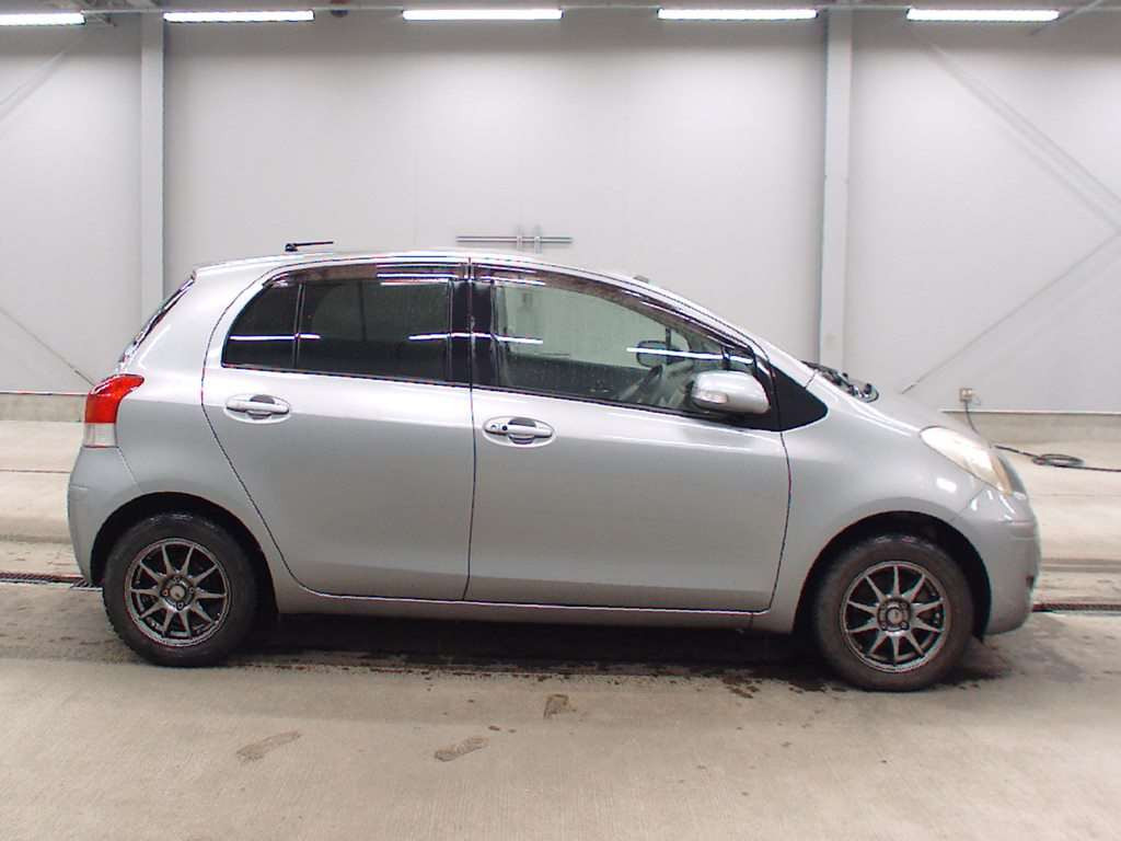 2010 Toyota Vitz SCP90[2]