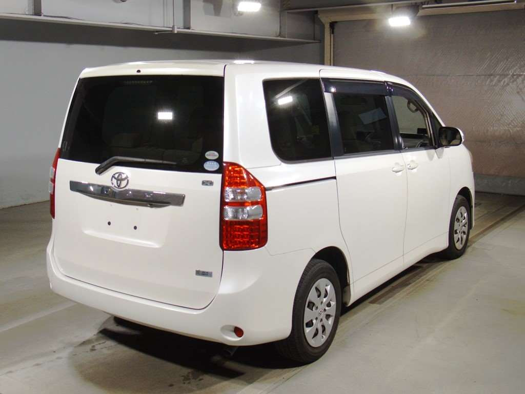 2011 Toyota Noah ZRR70G[1]