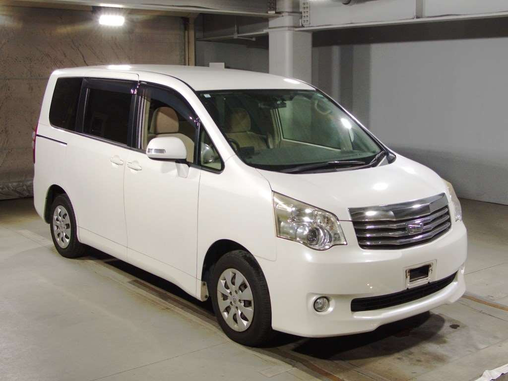 2011 Toyota Noah ZRR70G[2]