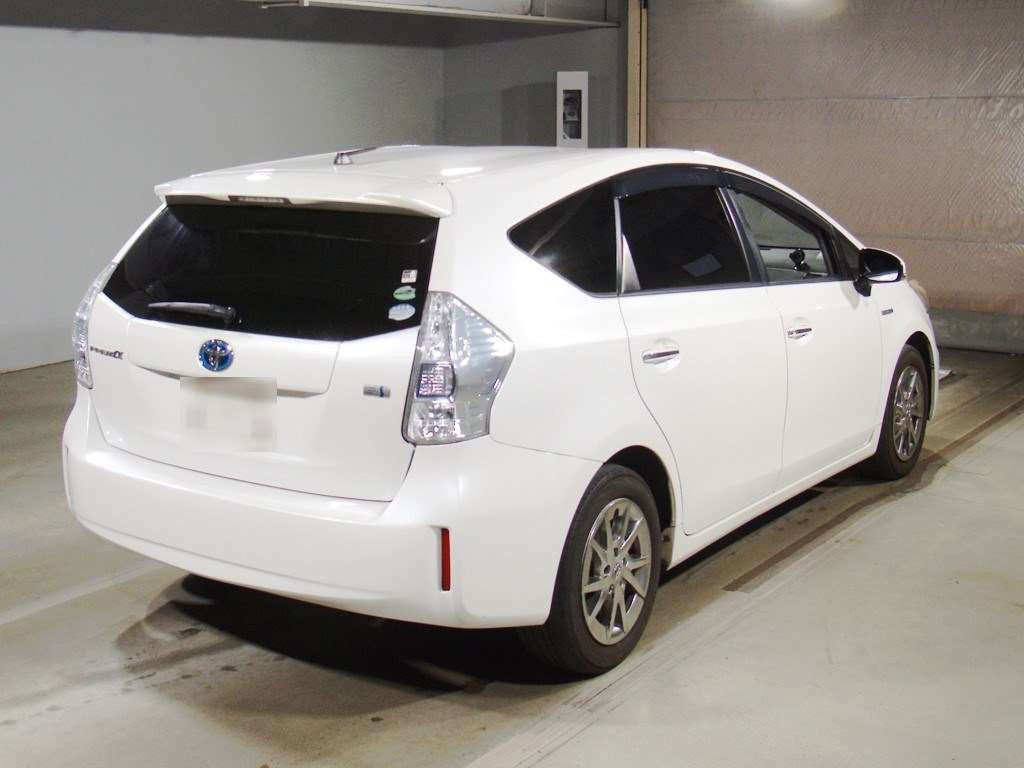 2014 Toyota Prius alpha ZVW41W[1]