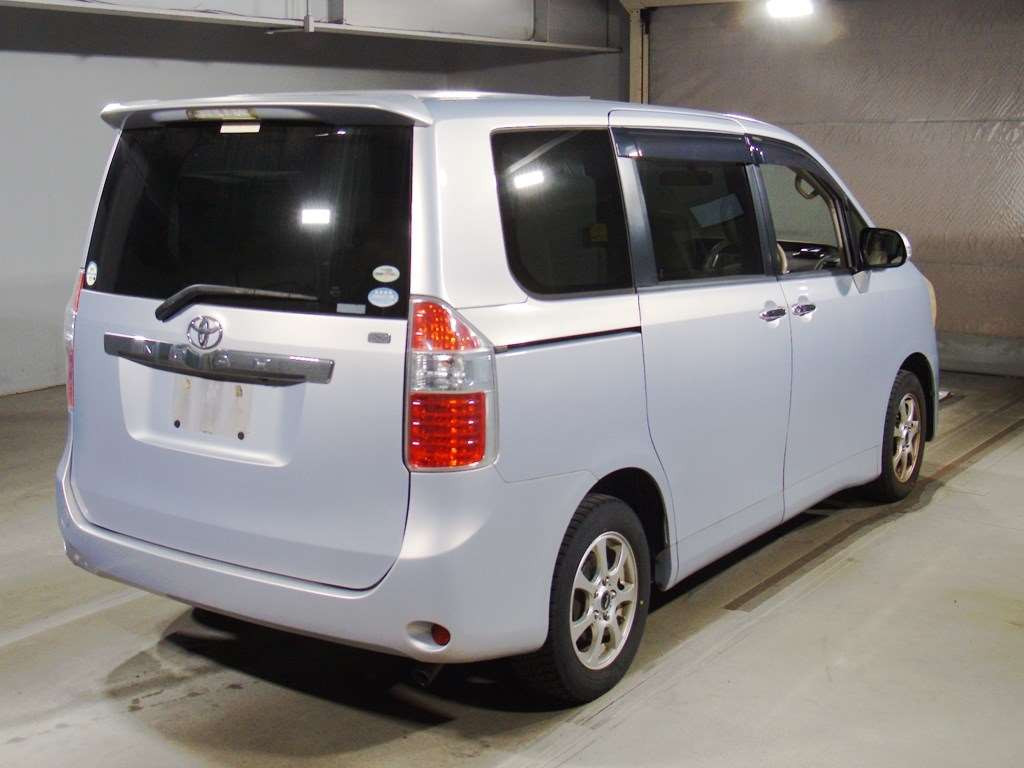 2009 Toyota Noah ZRR70G[1]