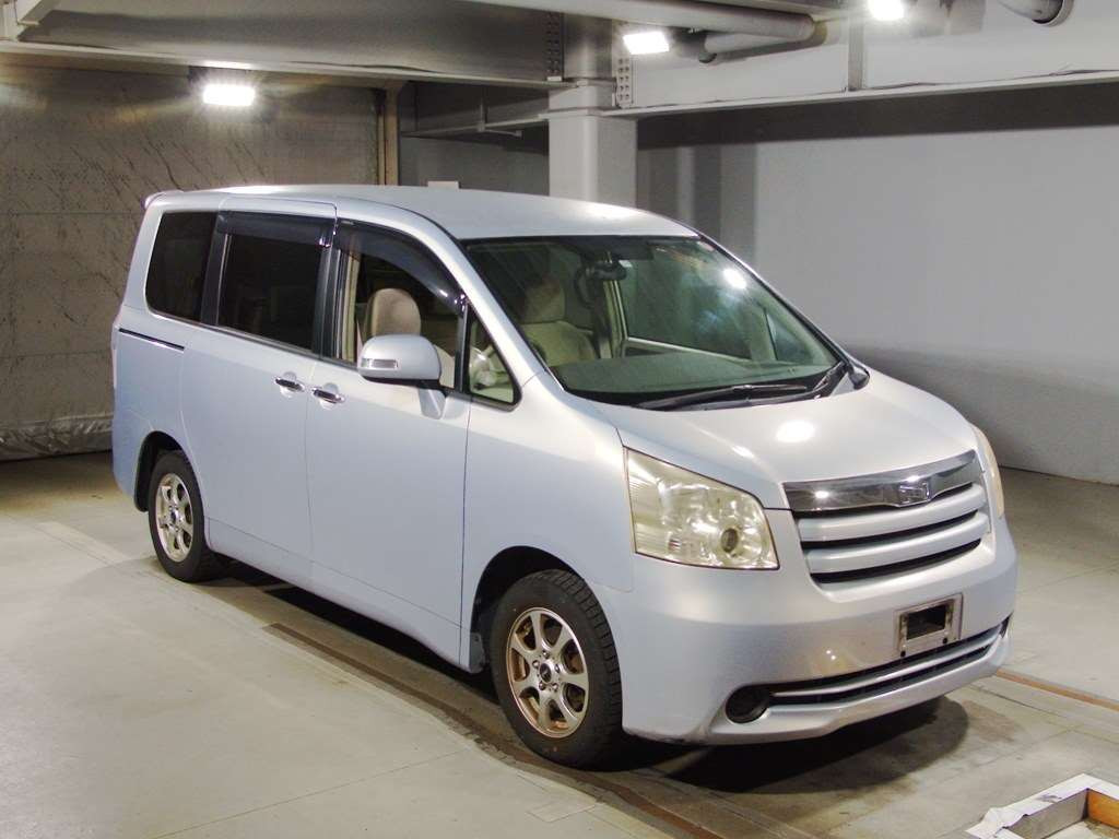 2009 Toyota Noah ZRR70G[2]