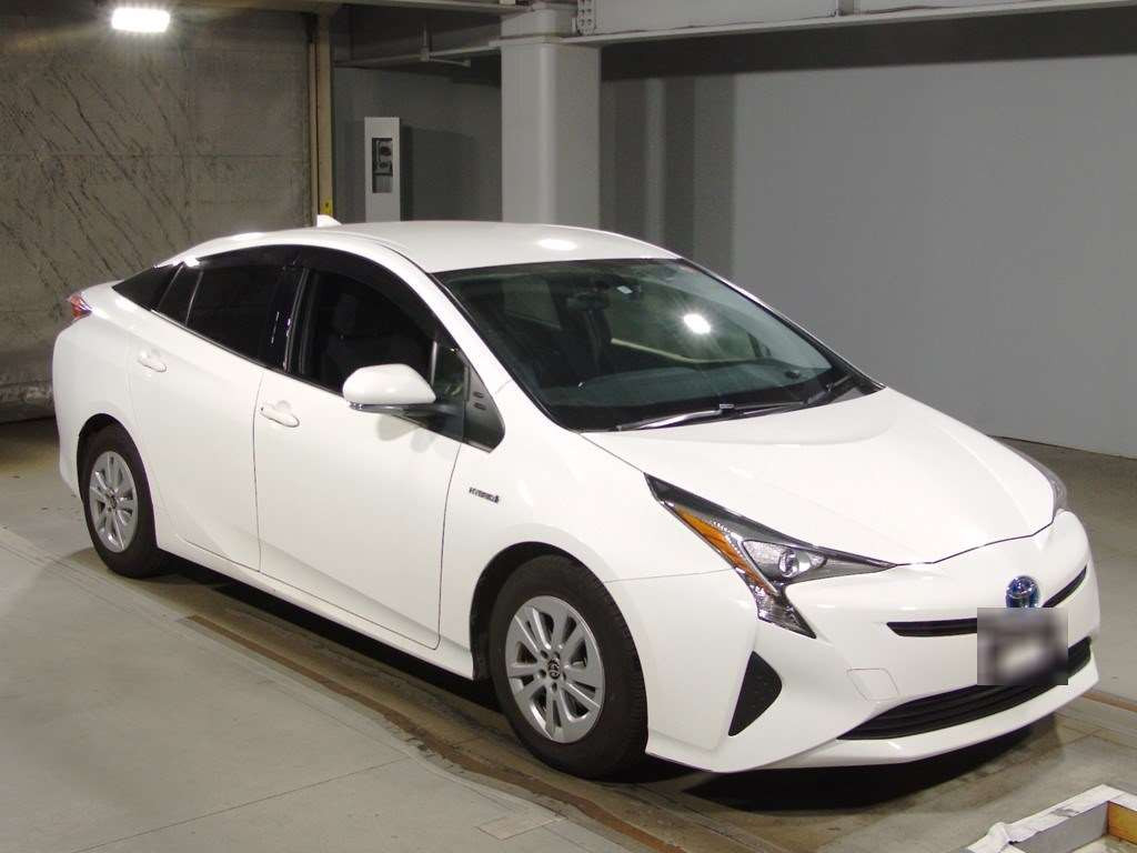 2017 Toyota Prius ZVW50[2]