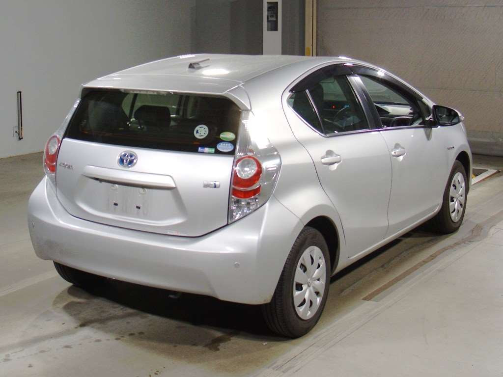 2013 Toyota Aqua NHP10[1]