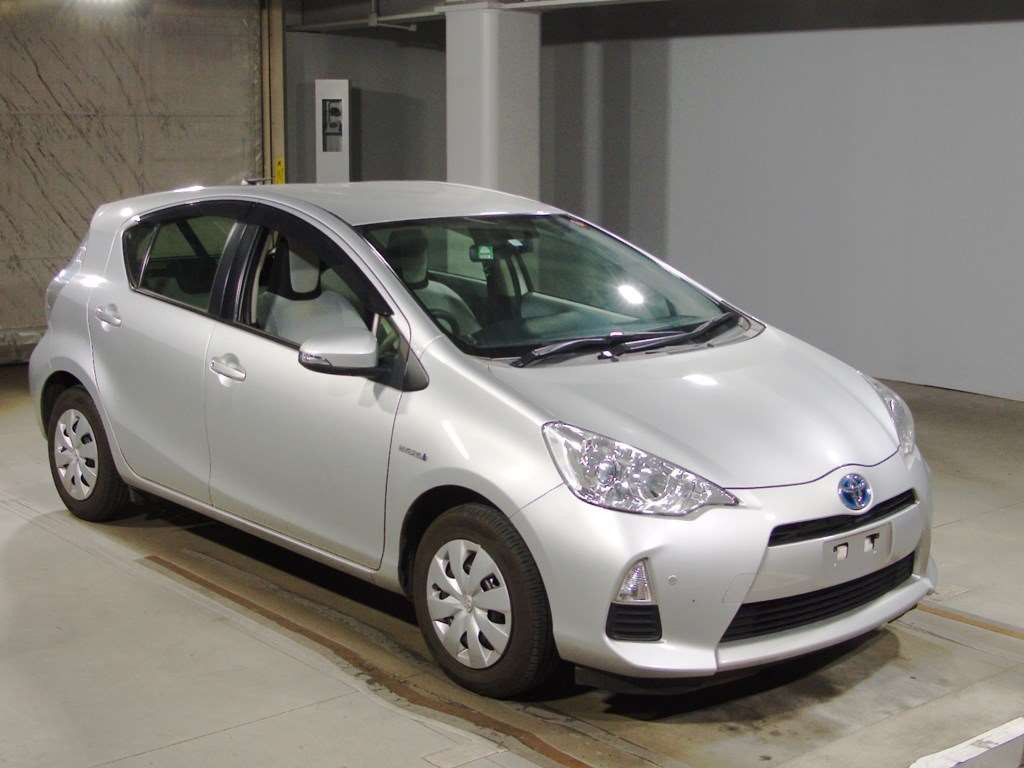 2013 Toyota Aqua NHP10[2]