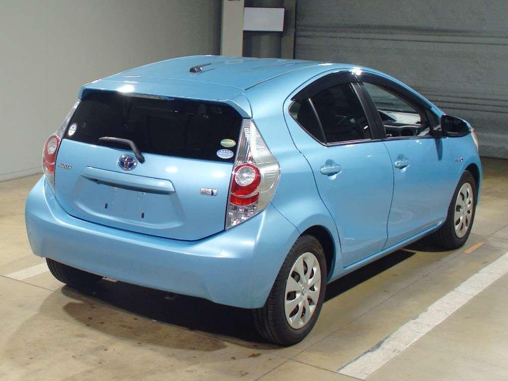 2013 Toyota Aqua NHP10[1]