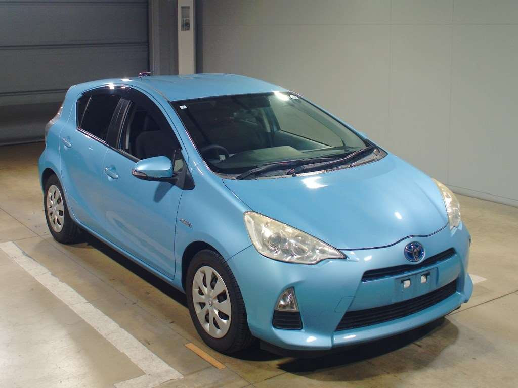 2013 Toyota Aqua NHP10[2]