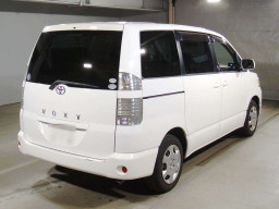 2005 Toyota Voxy