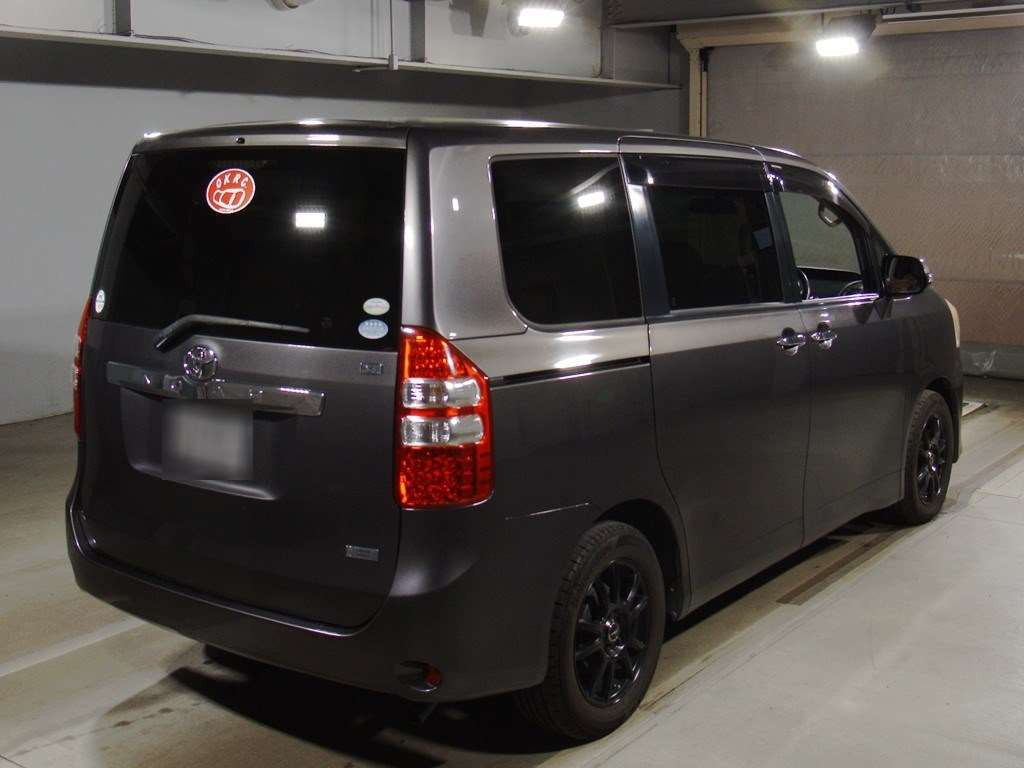 2011 Toyota Noah ZRR70G[1]