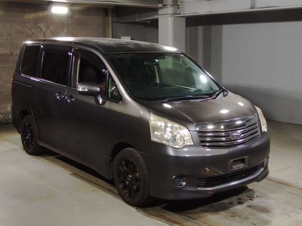 2011 Toyota Noah ZRR70G[2]