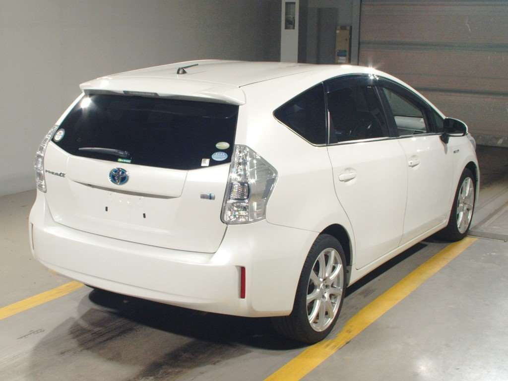 2011 Toyota Prius alpha ZVW41W[1]