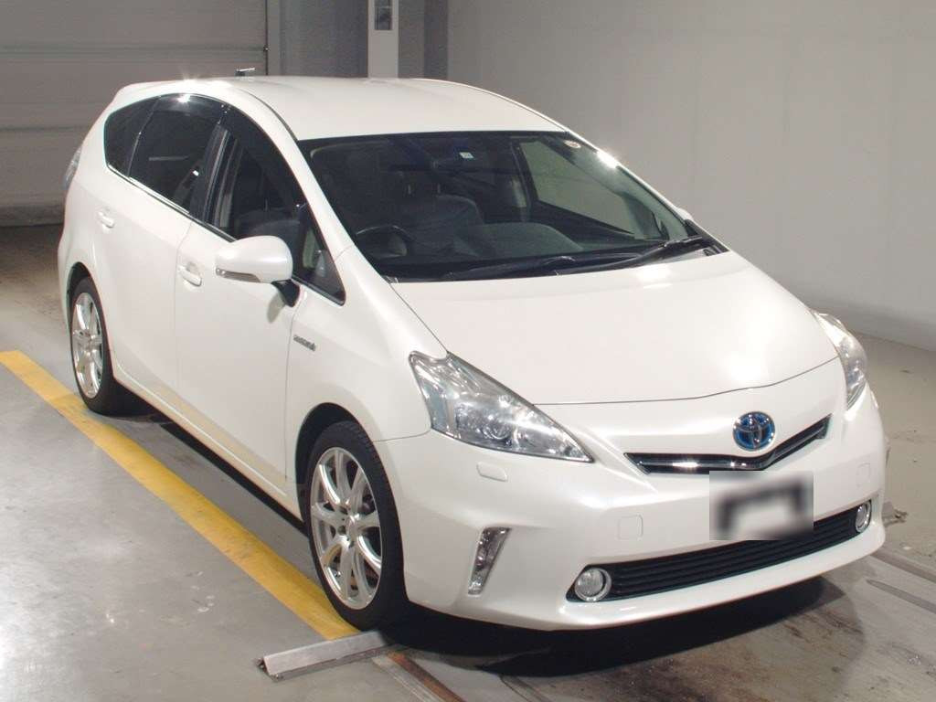 2011 Toyota Prius alpha ZVW41W[2]