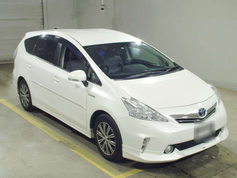 2013 Toyota Prius alpha ZVW41W[2]