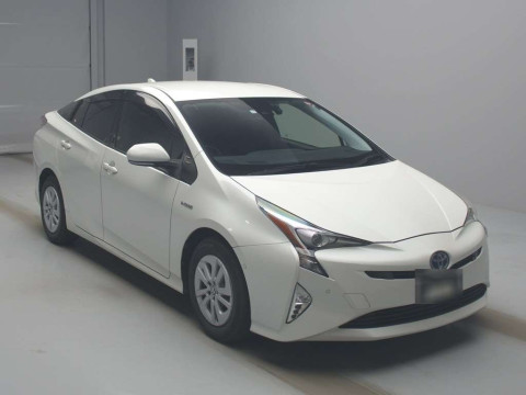 2017 Toyota Prius ZVW50[2]