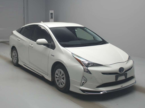 2018 Toyota Prius ZVW50[2]