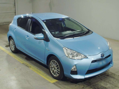 2013 Toyota Aqua NHP10[2]