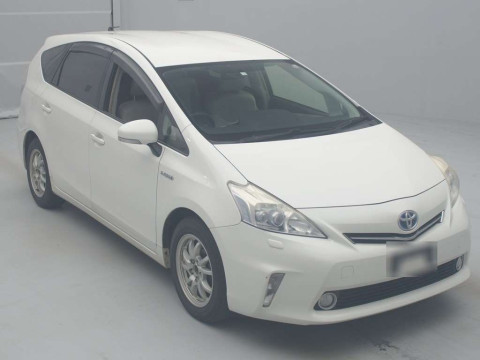 2012 Toyota Prius alpha ZVW41W[2]