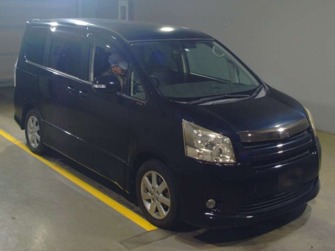 2007 Toyota Noah ZRR70W[2]