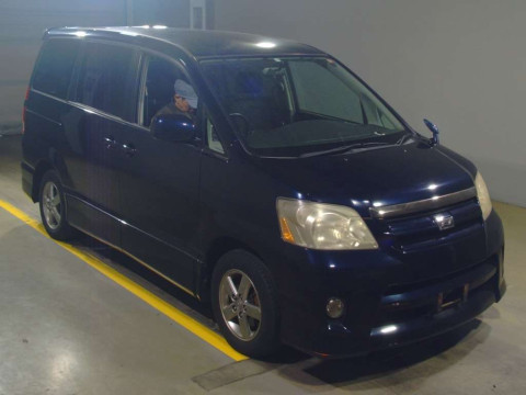 2005 Toyota Noah AZR60G[2]