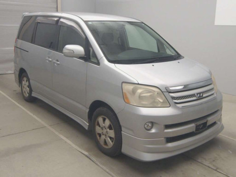 2005 Toyota Noah AZR60G[2]