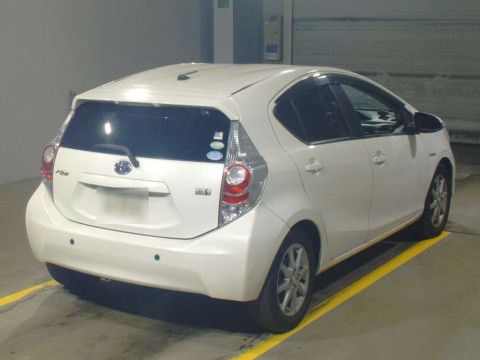 2012 Toyota Aqua NHP10[1]