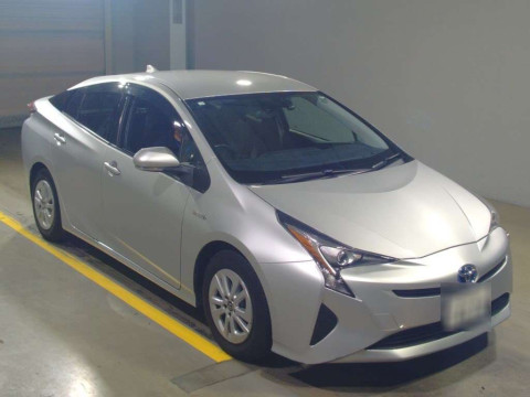 2016 Toyota Prius ZVW50[2]