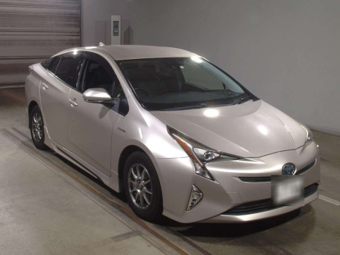 2016 Toyota Prius ZVW50[2]